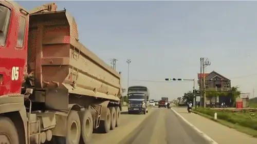 Học sinh rẽ ẩu gây tai nạn giao thông
